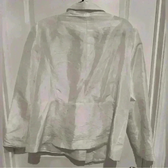 white Mystique collection by Ben Marc Blazer with a silver embellished button - Picture 3 of 3